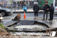 종로5가역 인근 도로에 싱크홀…현재 복구중