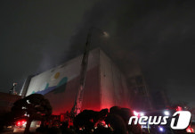 효성티앤씨 울산공장서 불...진화작업 벌이는 소방