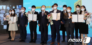 홍남기 부총리 수기공모 수상자들과 함께