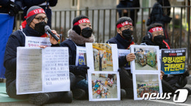 규탄 발언하는 전국택배노조 우정사업본부 조합원들