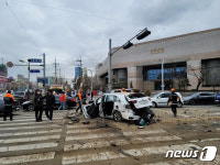 포항서 60대 여성 운전 SUV, 신호등·승용차 잇따라 충돌…4명 부상