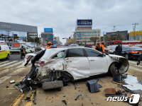 포항서 60대 여성 운전 SUV, 신호등·승용차 잇따라 충돌…4명 부상