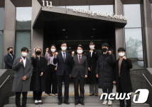 안철수, 울산과학기술원 대학원생, 연구원과 기념촬영