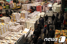 설 연휴 앞둔 과일 경매시장 분주