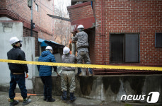 지지대 보강 작업 진행되는 금천구 베란다 붕괴 우려 현장