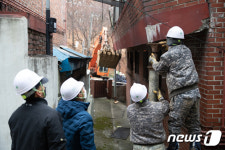금천구 빌라 베란다 붕괴 우려 속 지지대 보강 작업