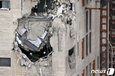 [속보] 경찰 하중 지지 수평보 무게 못이겨 바닥 붕괴 추정