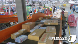 분주한 중부권광역우편물류센터