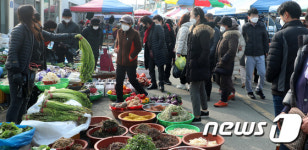 모처럼 북적이는 전통시장