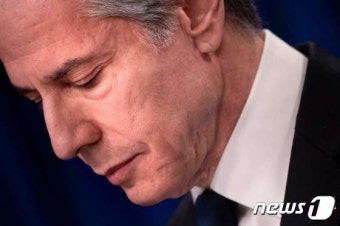 우크라 사태 브리핑 중 심각한 표정의 블링컨