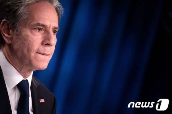 우크라 사태 브리핑 중 입술 꽉 문 블링컨