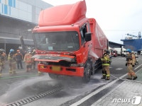 롯데택배 인천물류창고 화물트럭서 불…인명피해 없어