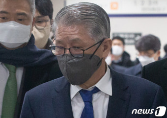 '횡령·배임' SK 최신원, 1심 징역 2년6월…법정구속 면해(종합2보)