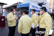 구로구보건소 찾아 현황 보고 받는 김부겸 총리
