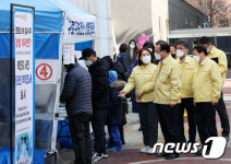 김부겸 국무총리, 구로구보건소 선별진료소 찾아