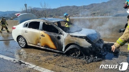 경부선 양산 IC서 달리던 승용차 차량 연쇄 추돌 후 불