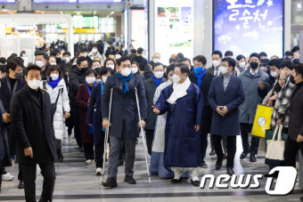 용산역 귀성인사 나선 이재명 후보와 송영길 대표