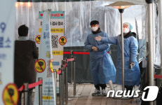 명절에도 선별검사소 지키는 의료진