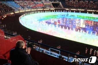 베이징 올림픽 개막식 지켜보는 푸틴