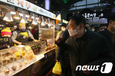 제주 동문시장 찾은 윤석열 대선 후보