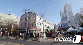 보건소 문 앞까지 줄서서 검사 기다리는 시민들
