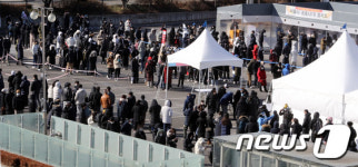 잠실 종합운동장 임시선별진료소에 생긴 긴 줄