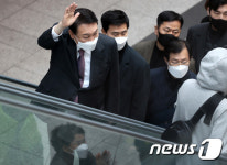 손 흔드는 윤석열 대선 후보