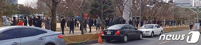 줄 서 있다 감염될라 하루 1100명대 대전 일요일도 검사소 500m 장사진