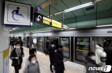 지하철 3호선 출근길 지연 운행…장애인단체, 경복궁역 시위