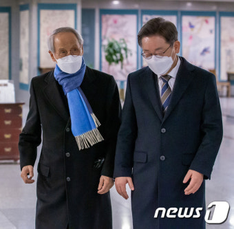 '외연 확장' 이재명, 윤여준 전 장관과 회동