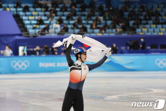 [올림픽] 판정 논란 이겨내고 따낸 황대헌의 쇼트트랙 첫 '금메달'