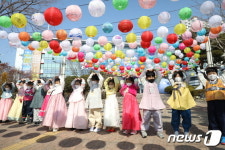 소원등 터널 아래서 '하트'