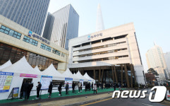 이틀째 확진자 5만명대, 끝없는 코로나와의 싸움