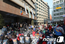 CJ대한통운 본사 앞에 눌러 앉은 택배노조
