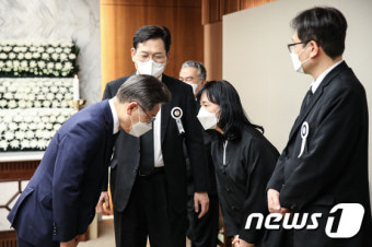이재명, 무안공항 유족들 위로…최대한의 지원 약속