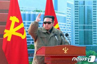 北 화성지구 1만세대 살림집 착공식서 연설하는 김정은