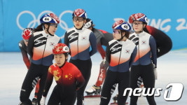 몸 푸는 대한민국 여자 계주 선수들