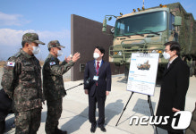 공군 다기능 레이더 설명듣는 안철수 후보