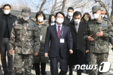 공군부대 찾은 안철수 후보
