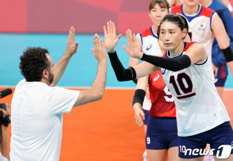 김연경, 배구협회 선정 최우수 선수상 수상…라바리니 감독 지도자상