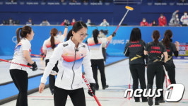 10-5 승리 거두고 기뻐하는 팀 킴