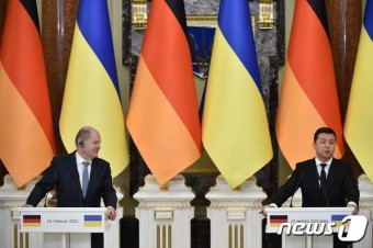 회견하는 숄츠 獨 총리와 젤렌스키 우크라 대통령