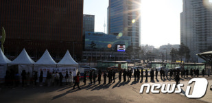 선별진료소에 길게 늘어선 줄