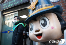 명동파출소 나서는 김동연 후보