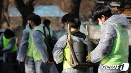 가톨릭대 학생·교직원, 지역 소외계층에 연탄 4000장 전달