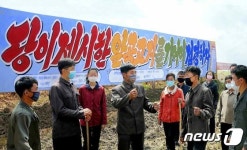 농촌 진흥 새 시대…강서구역 협동농장 북한 청년들