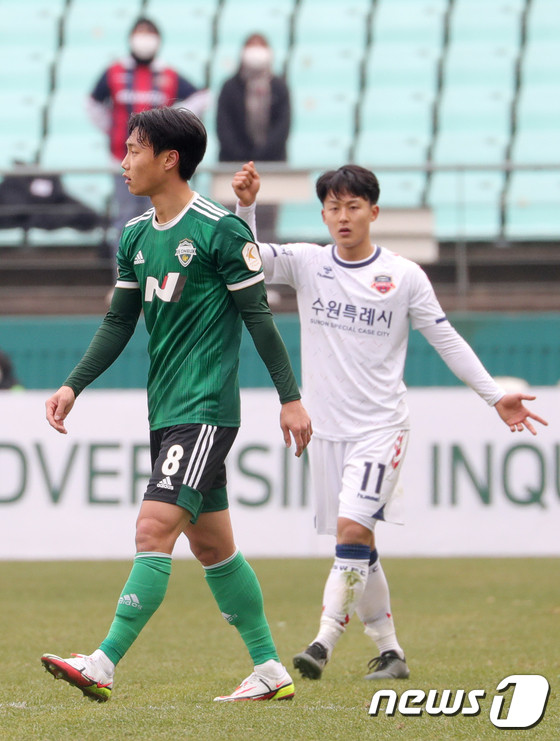 수원FC 이승우, 전북 현대로 이적 확정! 박지성 테크니컬 디렉터와의 만남 강조하여 새로운 도전 준비중.