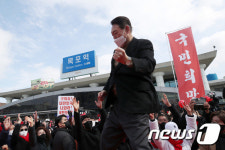 윤석열, 목포역 앞 어퍼컷