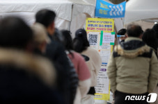 개학 코앞 확진자 폭증, 학생들 어쩌나…자체 방역 학교마다 골머리