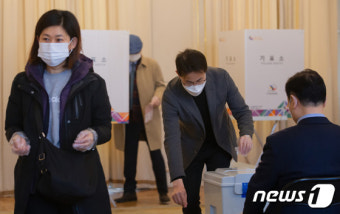 20대 대선 재외투표 시작, 투표하는 프랑스 교민들